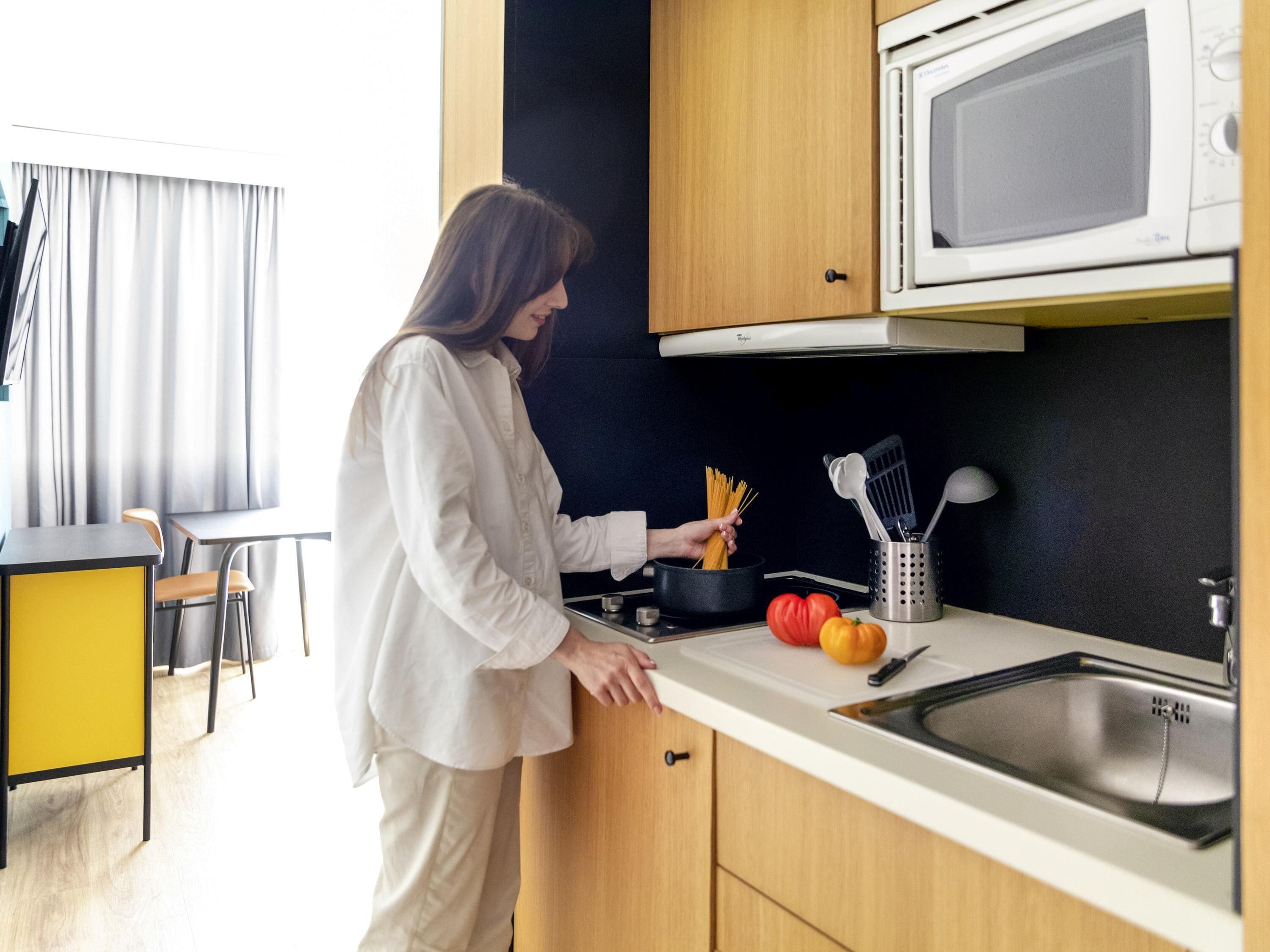 خزنة داخل الغرفة ومكتب ومساحة عمل للكمبيوتر المحمول وستائر تعتيم