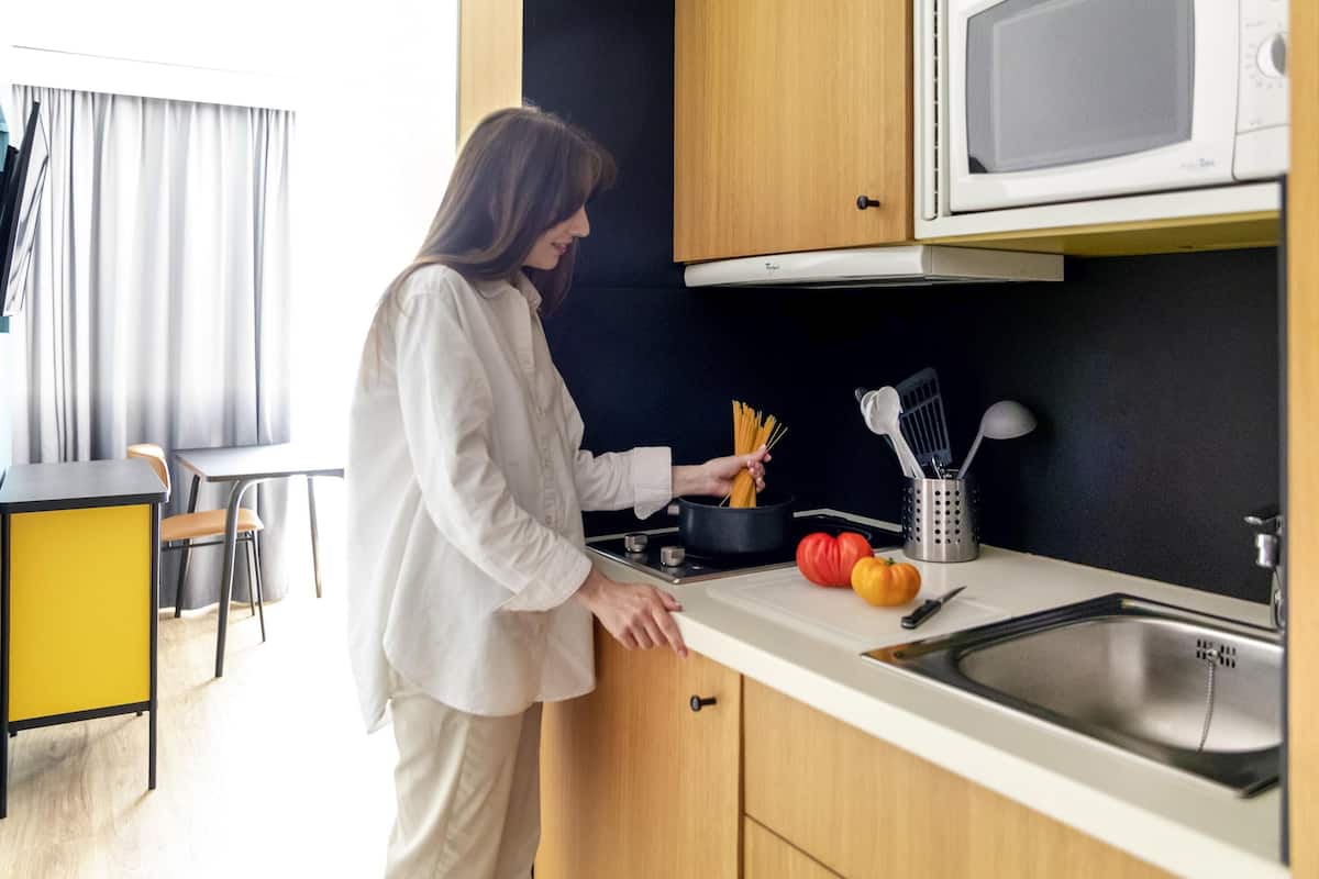 STUDIO FOR 2 PEOPLE | 客房内保险箱、办公桌、笔记本电脑工作区、遮光窗帘