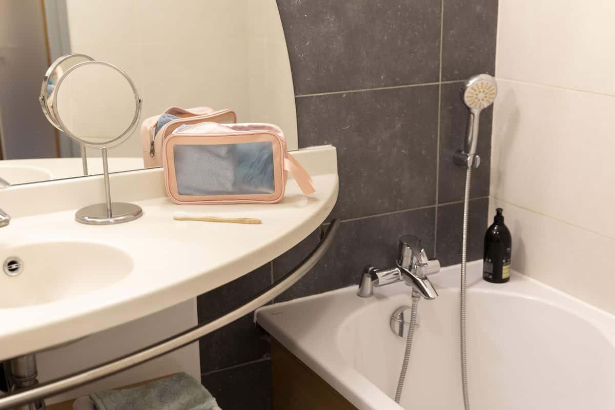 Kombination af bruser/badekar, miljøvenlige toiletartikler, hårtørrer