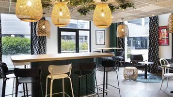 Petit déjeuner buffet (17 EUR par personne)