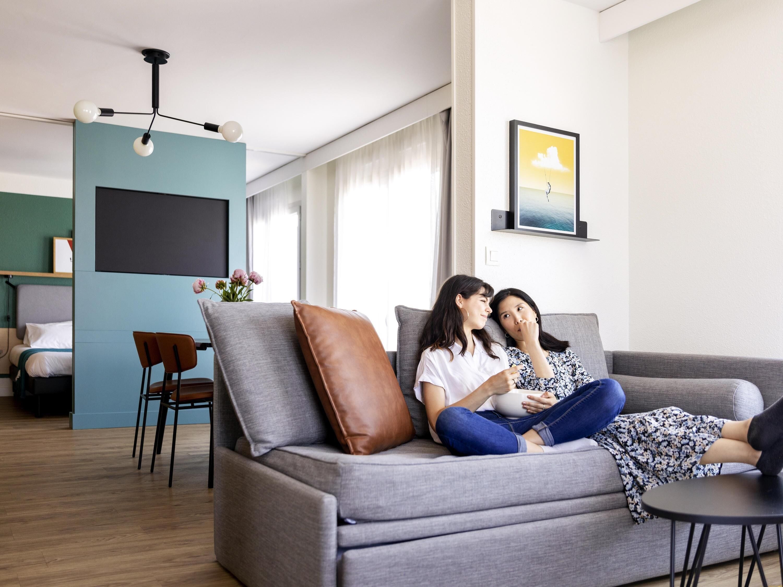 خزنة داخل الغرفة ومكتب ومساحة عمل للكمبيوتر المحمول وستائر تعتيم