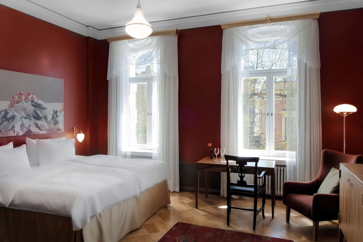 Room (Guest) | Premium bedding, minibar, in-room safe, desk