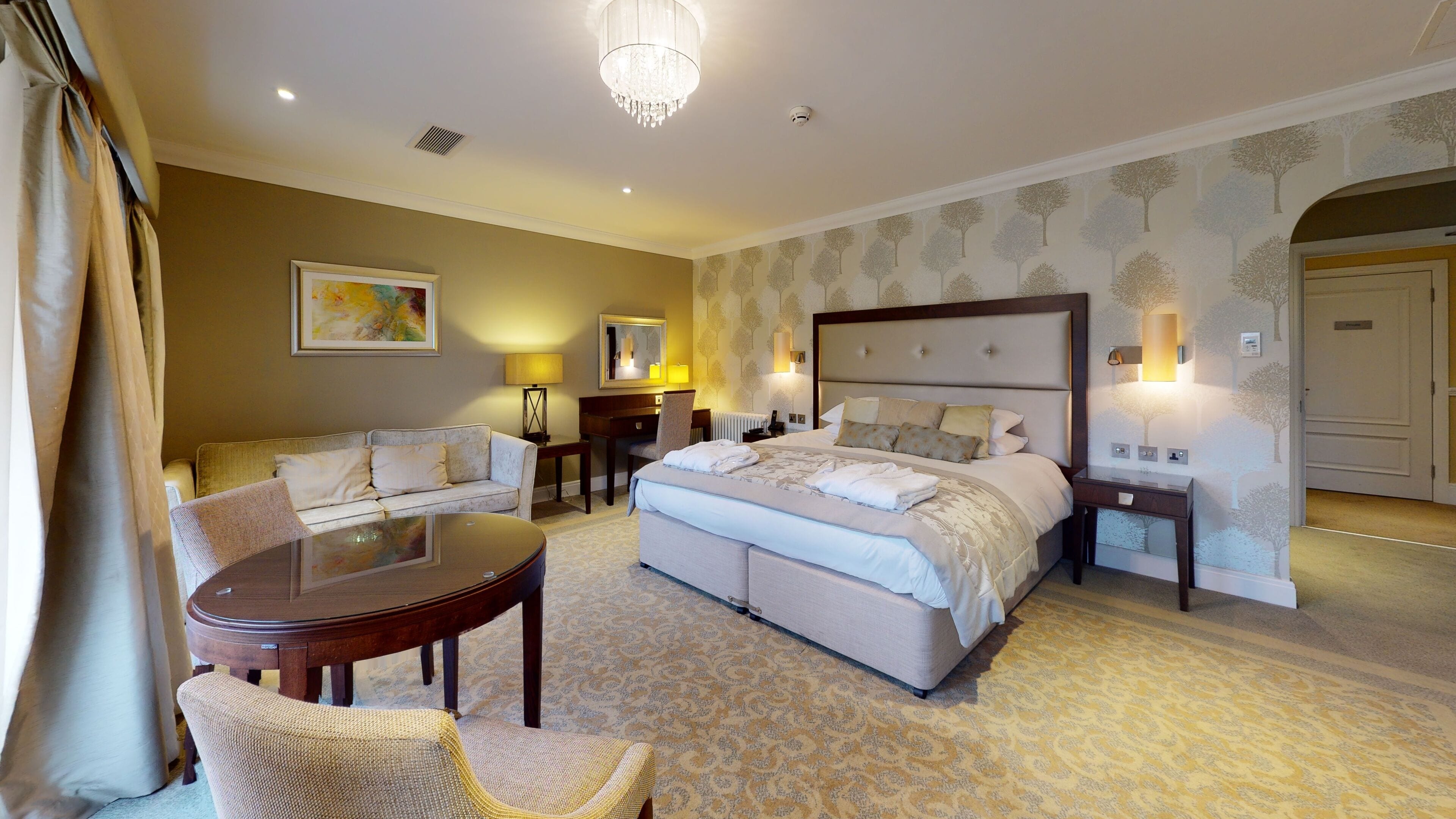 ห้องเอ็กเซกคิวทีฟ | ผ้าปูที่นอนฝ้ายอียิปต์, เครื่องนอนระดับพรีเมียม, ตู้นิรภัยในห้องพัก