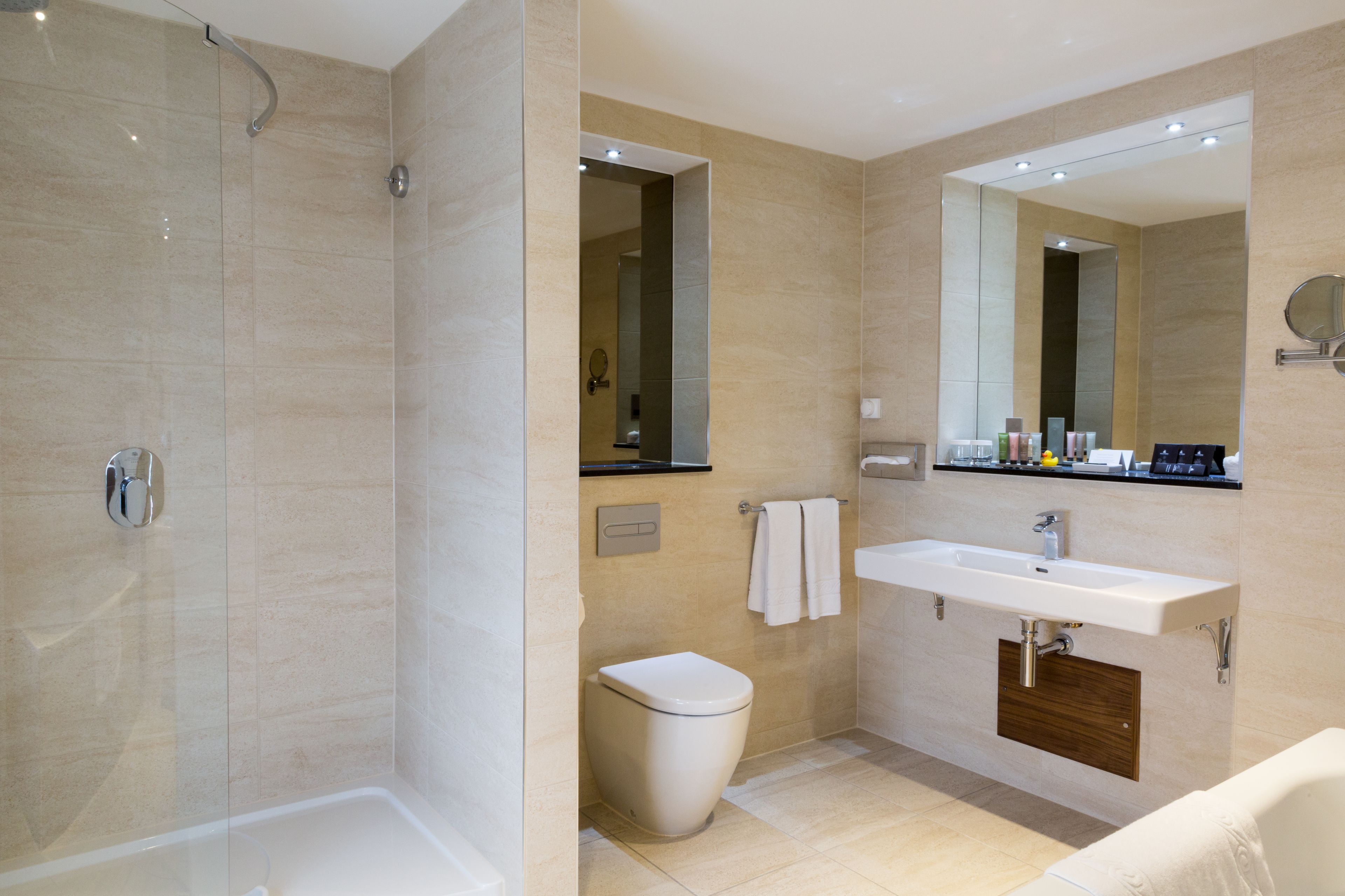Superior Room, 1 King Bed (Executive Bedroom) | Bathroom | Combined shower/bathtub, deep-soaking bathtub, designer toiletries