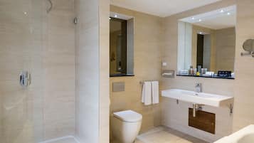 Superior Room, 1 King Bed (Executive Bedroom) | Bathroom | Combined shower/bathtub, deep-soaking bathtub, designer toiletries