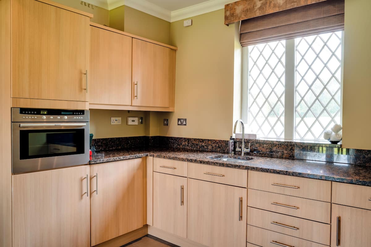 fridge, coffee/tea maker