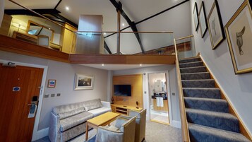 Courtyard Suite | Egyptian cotton sheets, premium bedding, in-room safe