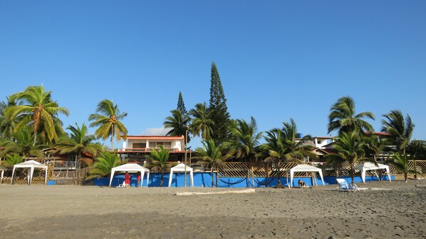 On the beach, sun loungers, beach umbrellas, beach towels - Cabanas Isla del Sol (Tonchigüe)