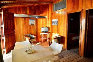 Habitación cuádruple superior, 2 habitaciones, cocineta, vista al océano | Área de sala de estar