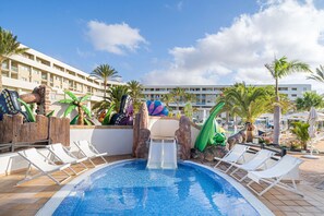 Een binnenzwembad, 3 buitenzwembaden, parasols voor strand/zwembad