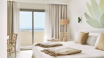 Minibar, individuell dekoriert, individuell eingerichtet, Schreibtisch