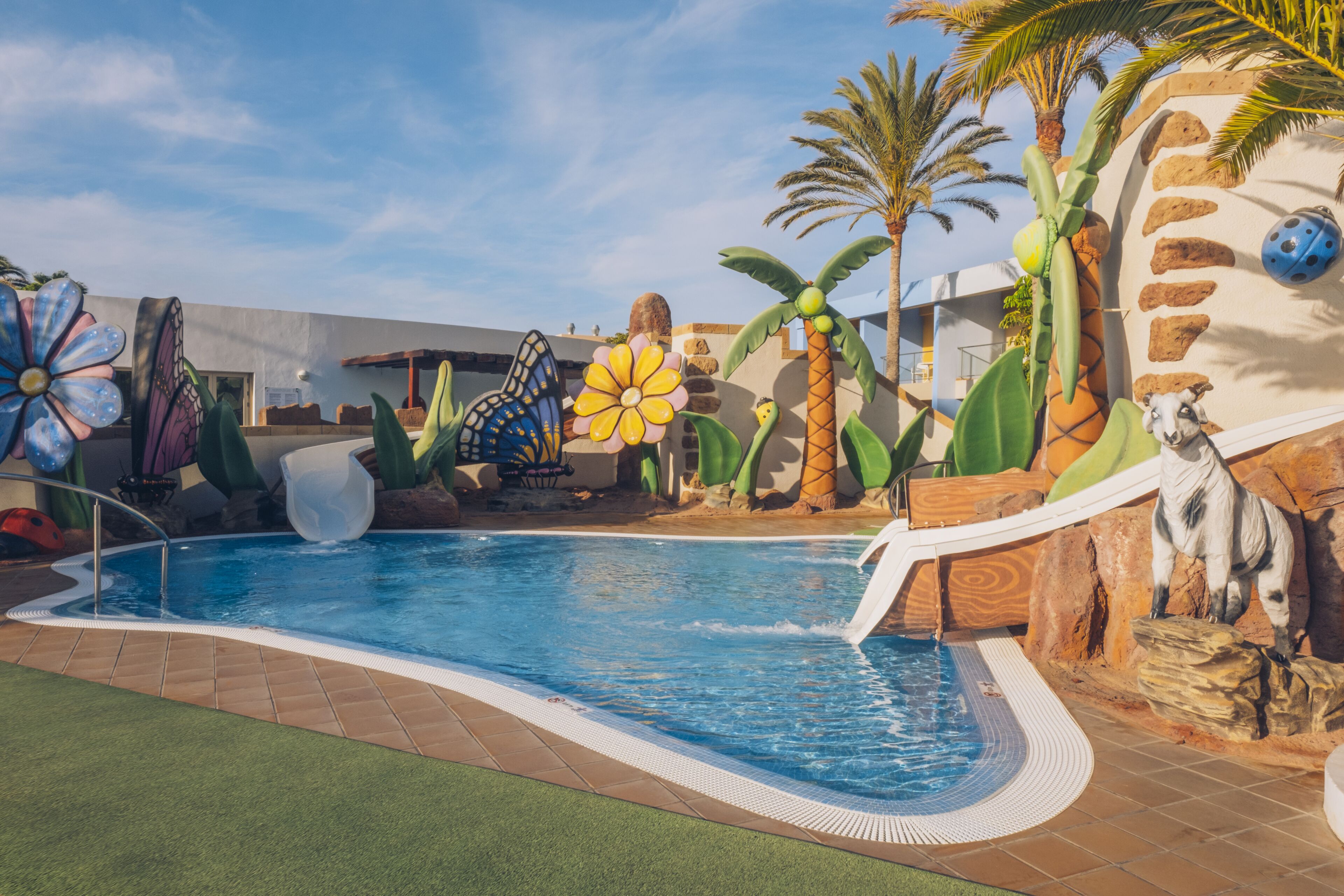 Innenpool, 3 Außenpools, Sonnenschirme, Liegestühle