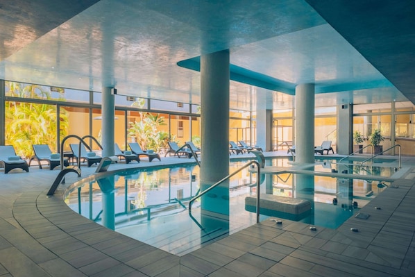 Piscine intérieure, 3 piscines extérieures, parasols, chaises longues
