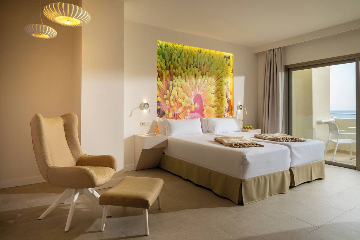 Minibar, desk, cribs (free), WiFi (free)