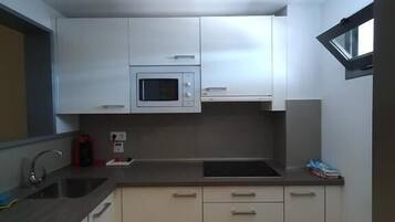 Refrigerador, microondas, parrilla de estufa y utensilios de cocina