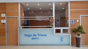 Un mostrador de recepción con un cartel que dice "Vega de Triana IBERflat".