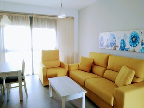 Zimmersafe, individuell eingerichtet, laptopgeeigneter Arbeitsplatz