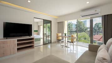 2-Bedroom Pool View | リビング エリア | 43 インチの液晶テレビ (ケーブル放送視聴可)、テレビ