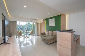 Junior Suite | Living area | 43-inch LCD TV with cable channels, TV