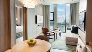 1 Bedroom Executive (Tower B) | 거실 공간 | 위성 채널 시청이 가능한 55인치 스마트 TV, TV, 벽난로