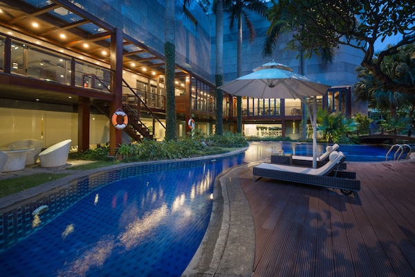 Una piscina al aire libre