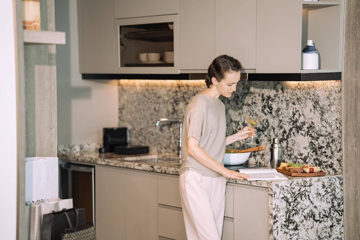 Täysikokoinen jääkaappi, mikroaaltouuni, kahvin-/teenkeitin, vedenkeitin