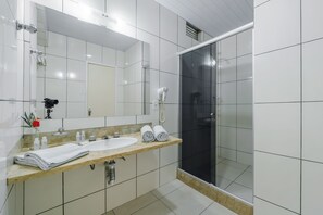 Shower, free toiletries, hair dryer, towels - Infinity Copacabana Hotel (Rio de Janeiro)