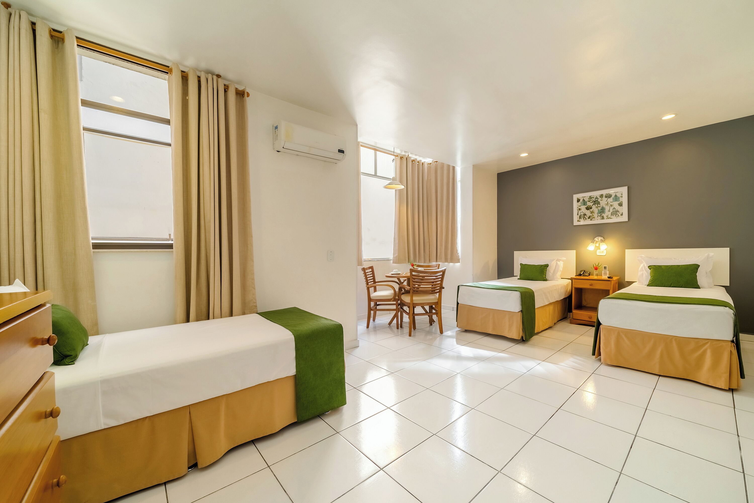 Minibar, brankas, meja kerja, dan kedap suara