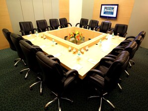 Een minibar, een kluis op de kamer, een bureau, geluiddichte muren