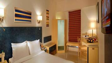 Minibar, pengeskab på værelset, skrivebord, lydisolering