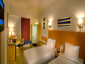 Superior kamer, 2 eenpersoonsbedden | Een minibar, een kluis op de kamer, een bureau, geluiddichte muren