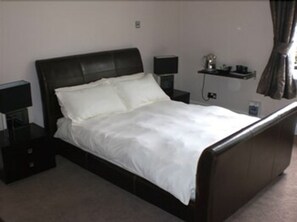 Skrivebord, strykejern/-brett, wi-fi (inkludert) og sengetøy