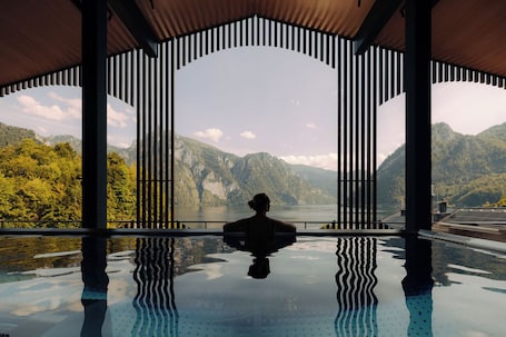 Una piscina al aire libre