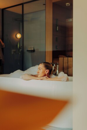 Suite Deluxe | Bany | Articles de tocador gratuïts, assecador de cabells i barnussos 