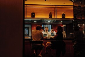 2 restaurants; s'hi serveixen dinars i sopars