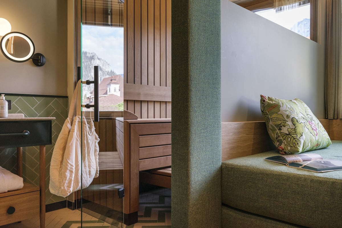Junior Studio Suite | Living area | TV