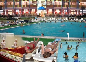 Piscina externa, guarda-sóis, espreguiçadeiras