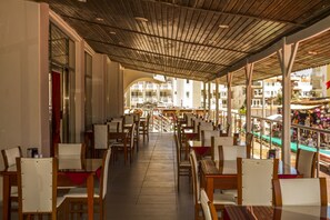 Serviço de café da manhã, almoço, jantar; restaurante ao ar livre