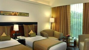 Minibar, in-room safe, desk, iron/ironing board (on request) - Fortune Inn Jukaso (Pune)