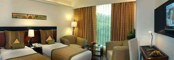 Minibar, caja de seguridad en la habitación y escritorio 