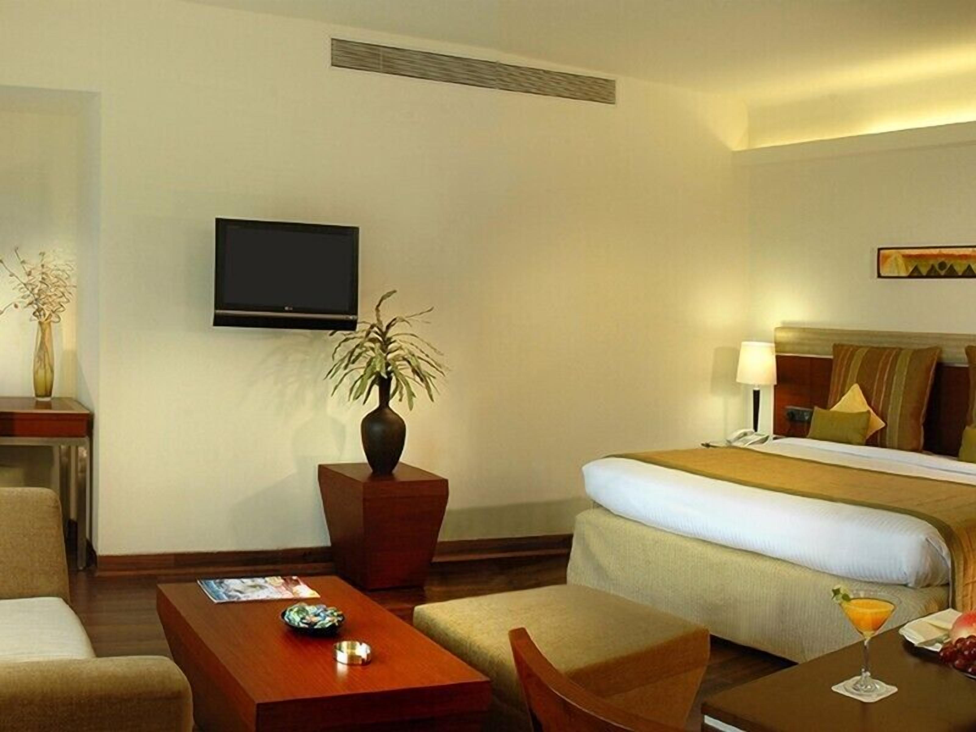 Minibar, in-room safe, desk, iron/ironing board