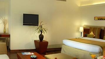 Een minibar, een kluis op de kamer, een bureau