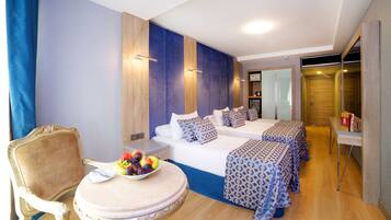 Luxe beddengoed, een minibar, een kluis op de kamer