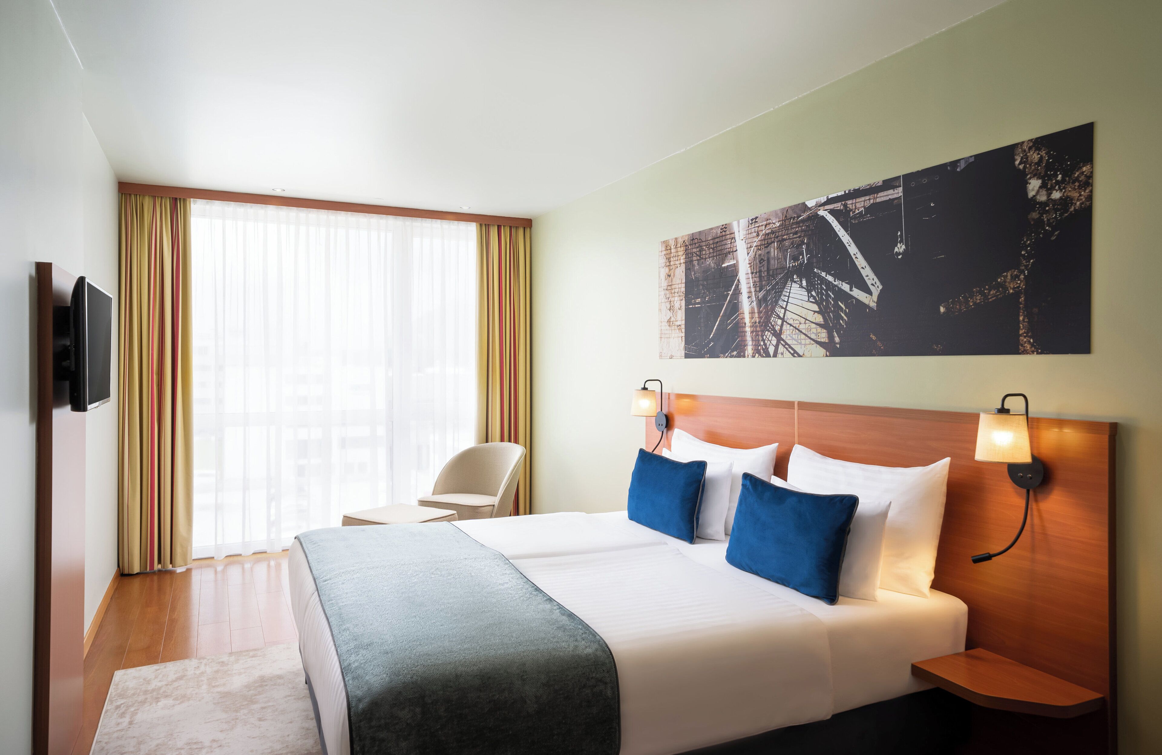 Caja de seguridad en la habitación, escritorio y cortinas blackout 