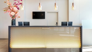 Reception - Leonardo Hotel Salzburg Airport (Wals-Siezenheim)