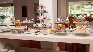 A buffet with various desserts and food items. - Sol Caribe Sea Flower (San Andrés)