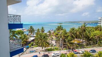 Näkymä rannalle/valtamerelle