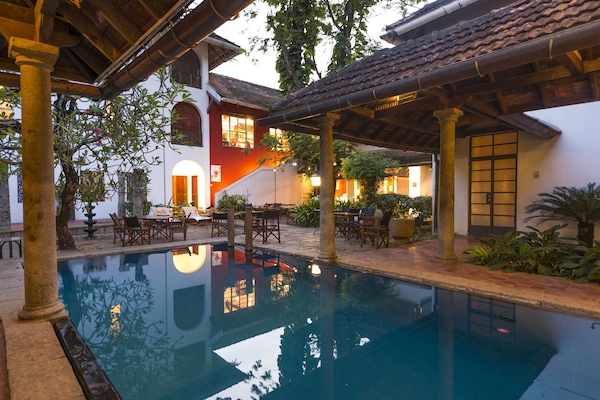 Vista frontal de la propiedad