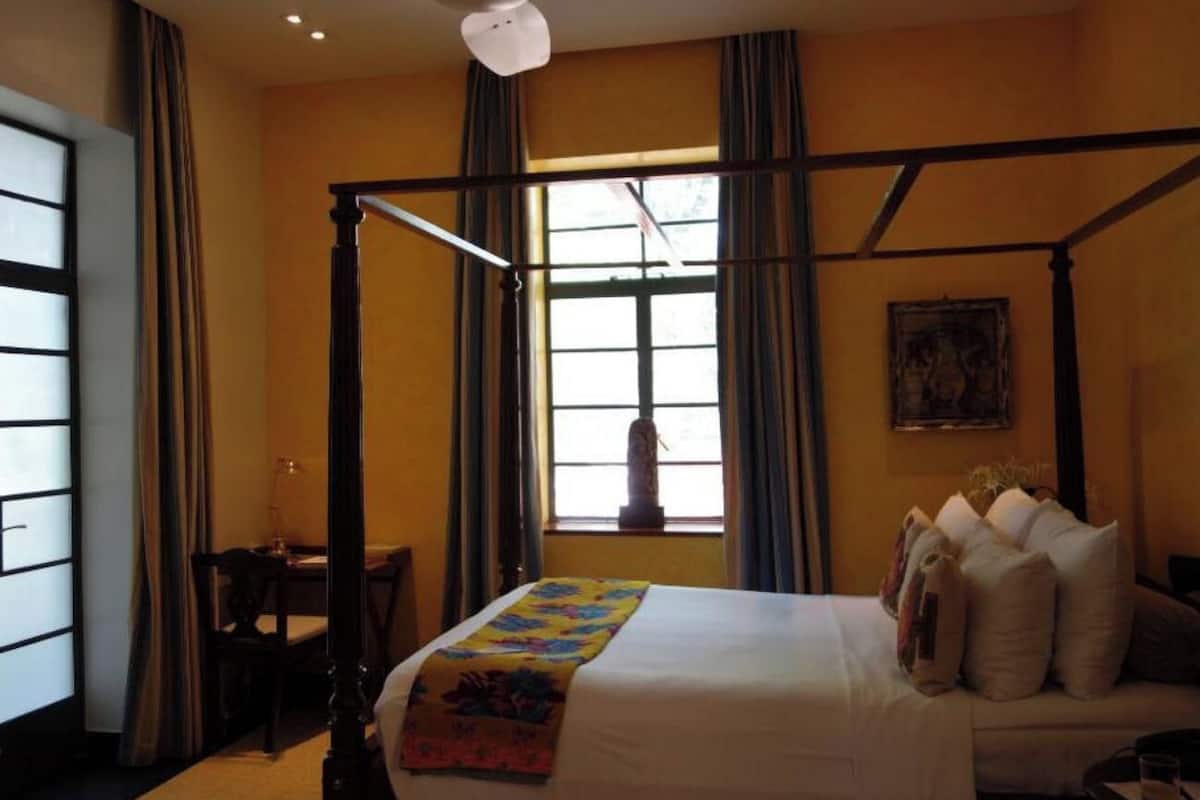 deluxe room, 1 double or 2 single beds | 1 bedroom, premium bedding, minibar, in-room safe