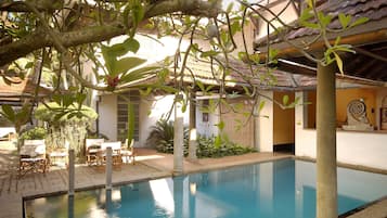 Piscina externa, funciona das 7h às 19h, salva-vidas no local